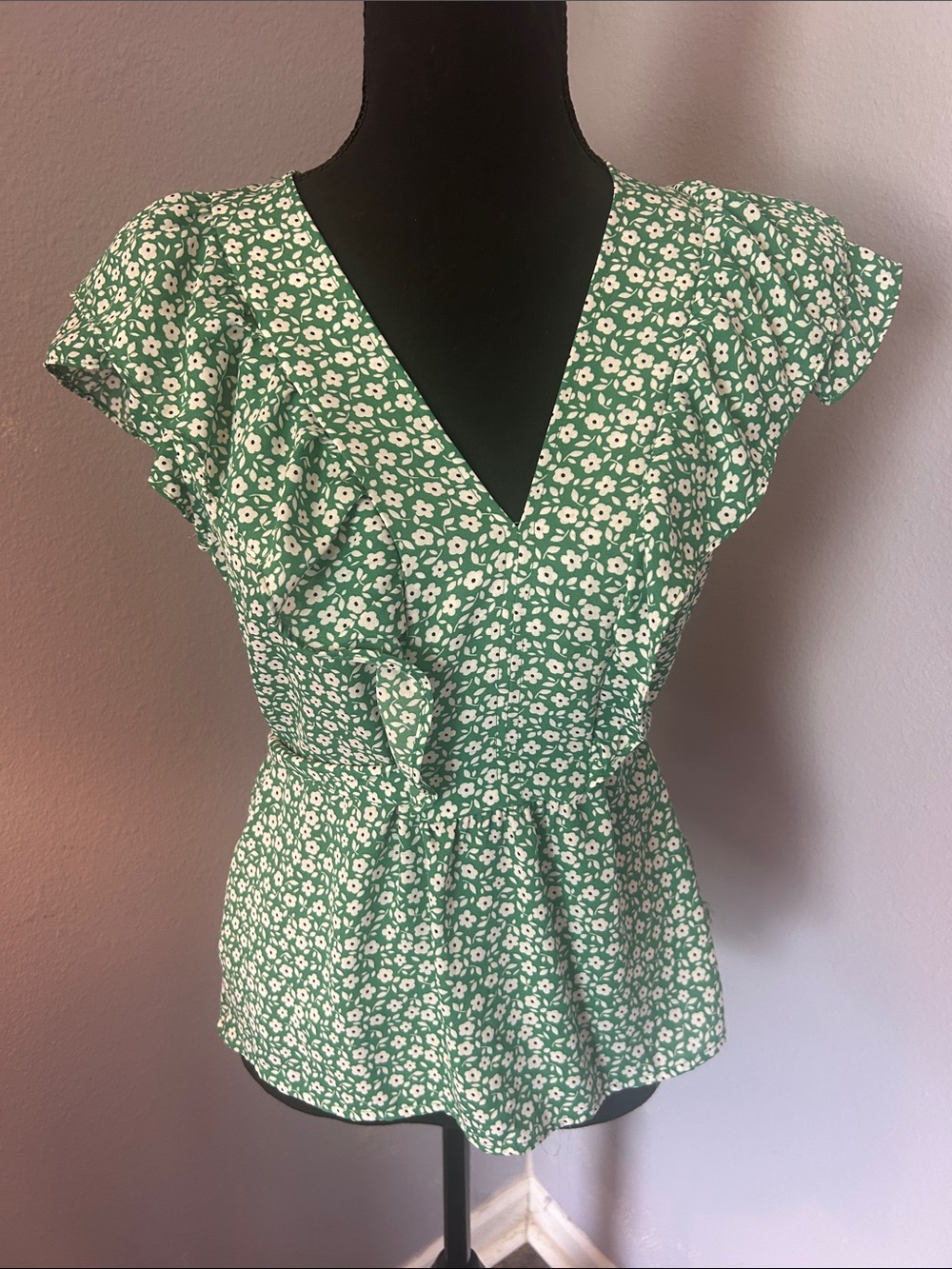 Max Studio Women Green Floral Ruffle Wrap Top - Lightweight  Blouse Size Small